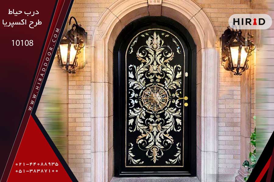 درب فلزی مشکی رنگ با سر در حلالی، دارای قاب و قطعات تزئینی مسی رنگ، نصب شده در ورودی لابی ساختمان